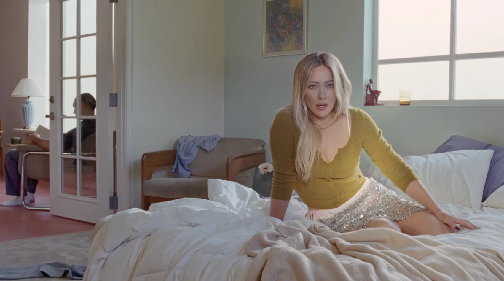 Hilary Duff Embraced Sheer & Exposed-Bra Trends In Roommates Video