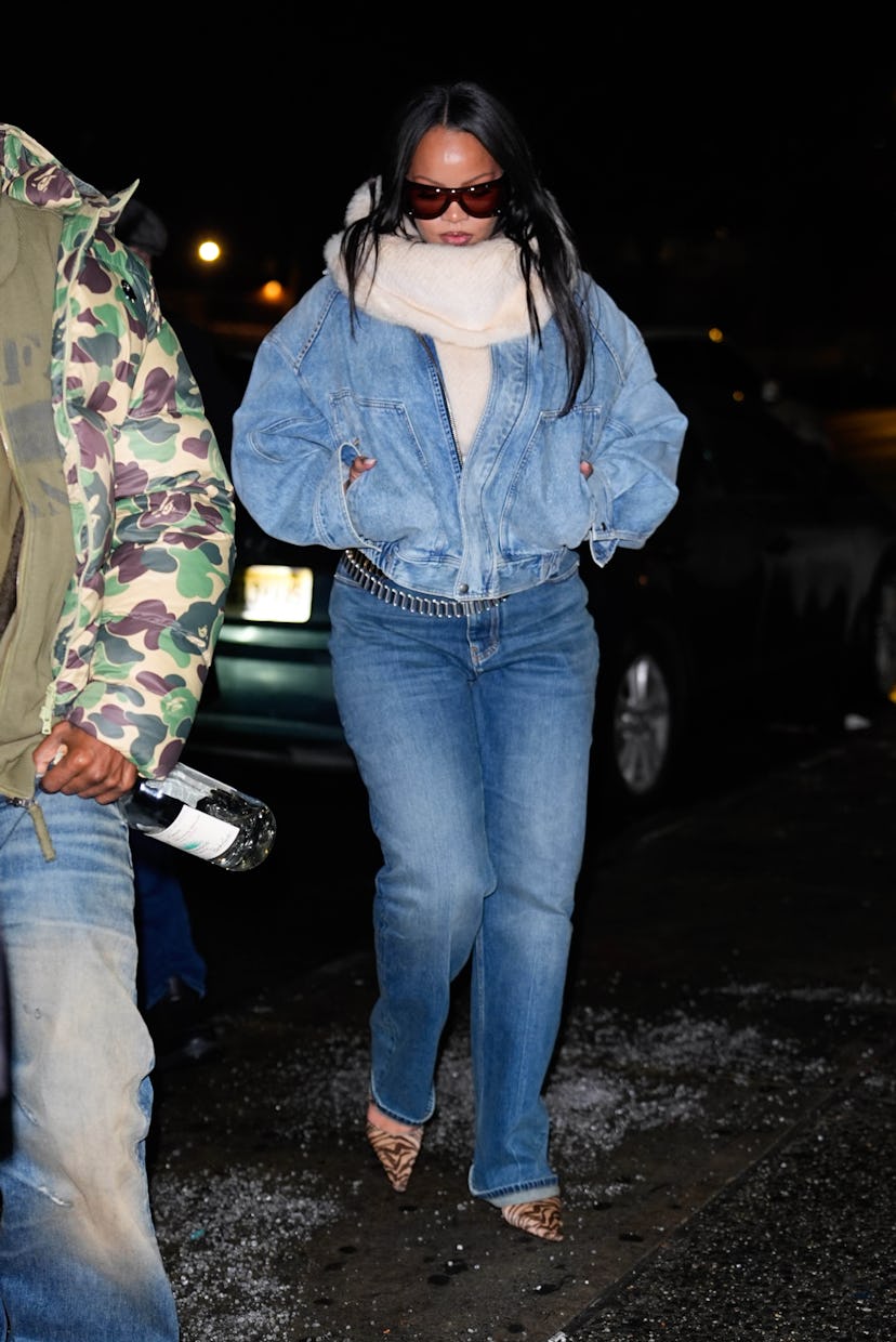 NEW YORK, NY - JANUARY 19: Rihanna is seen going to "El Puerto" Seafood Restaurant in Harlem on Janu...