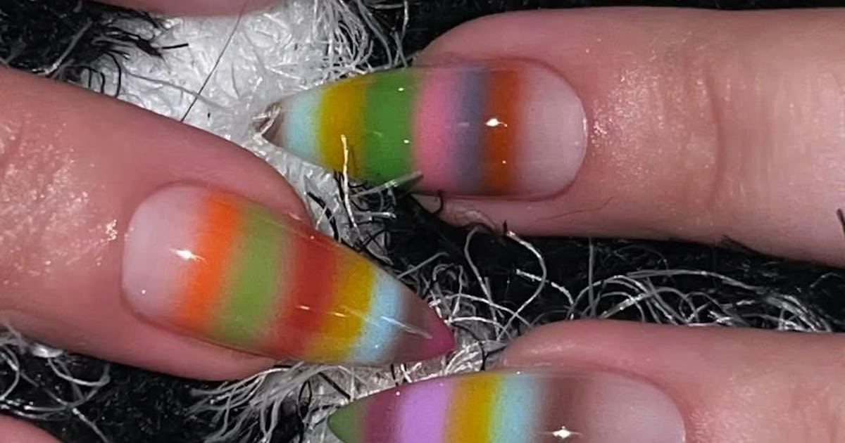 "Mohair Sweater Nails" Bring ’90s Grunge Vibes To Your Mani Game