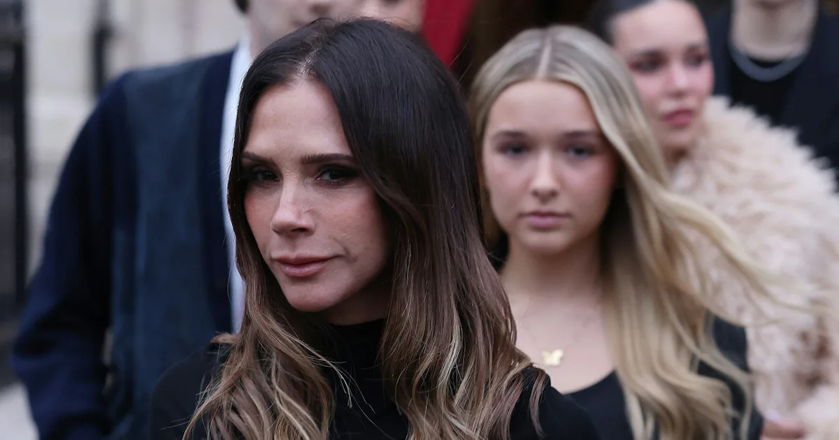 Victoria Beckham zeigt sich mit ihrer Familie geschlossen auf der Pariser ...