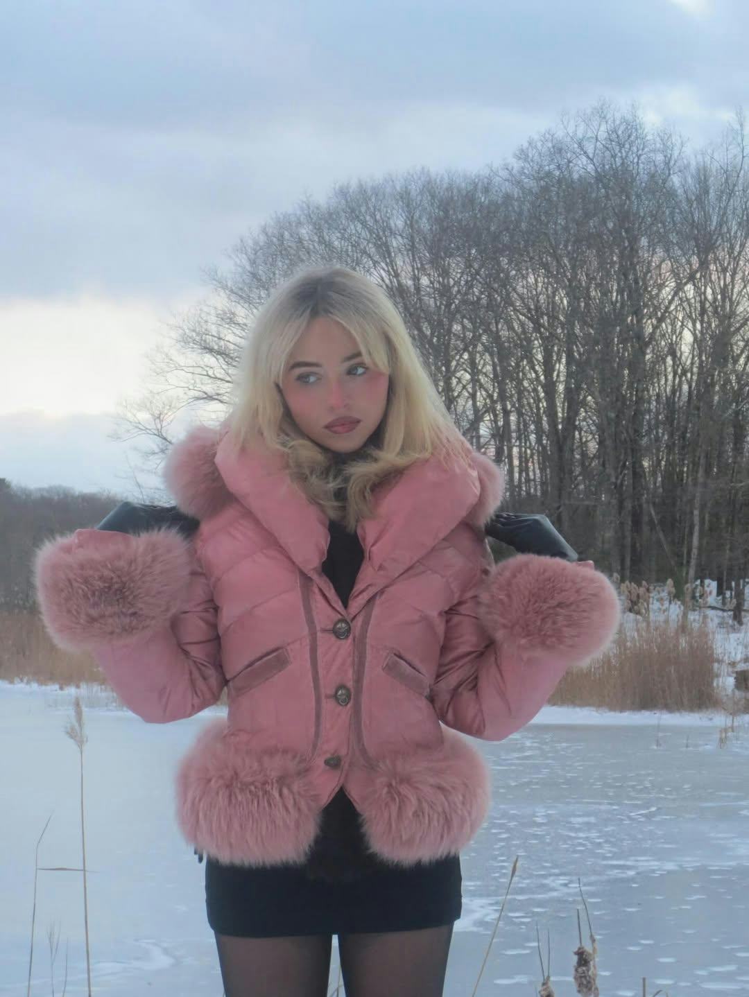  Sabrina Carpenter wore two sparkly, naked dresses on New Year's Eve.