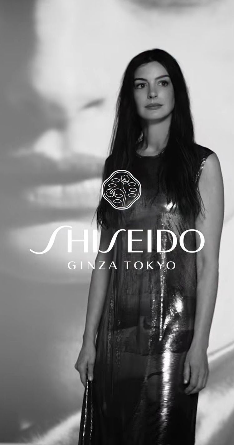 Anne Hathaway's metallic shift dress