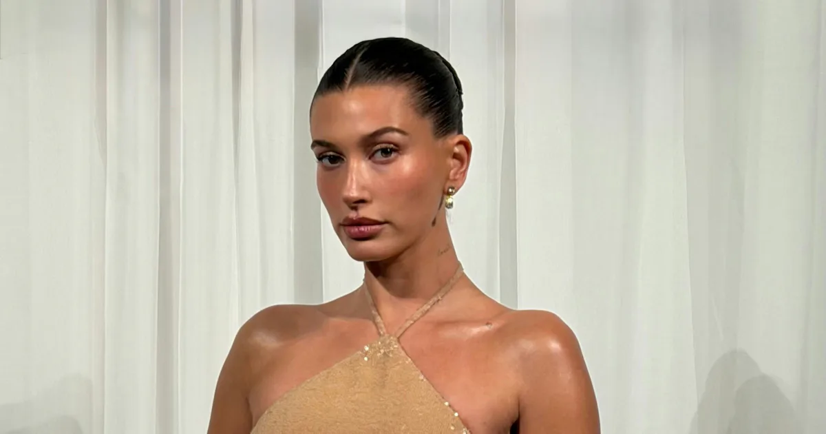 Hailey Bieber trägt das goldfarbene Kleid ihrer Träume.