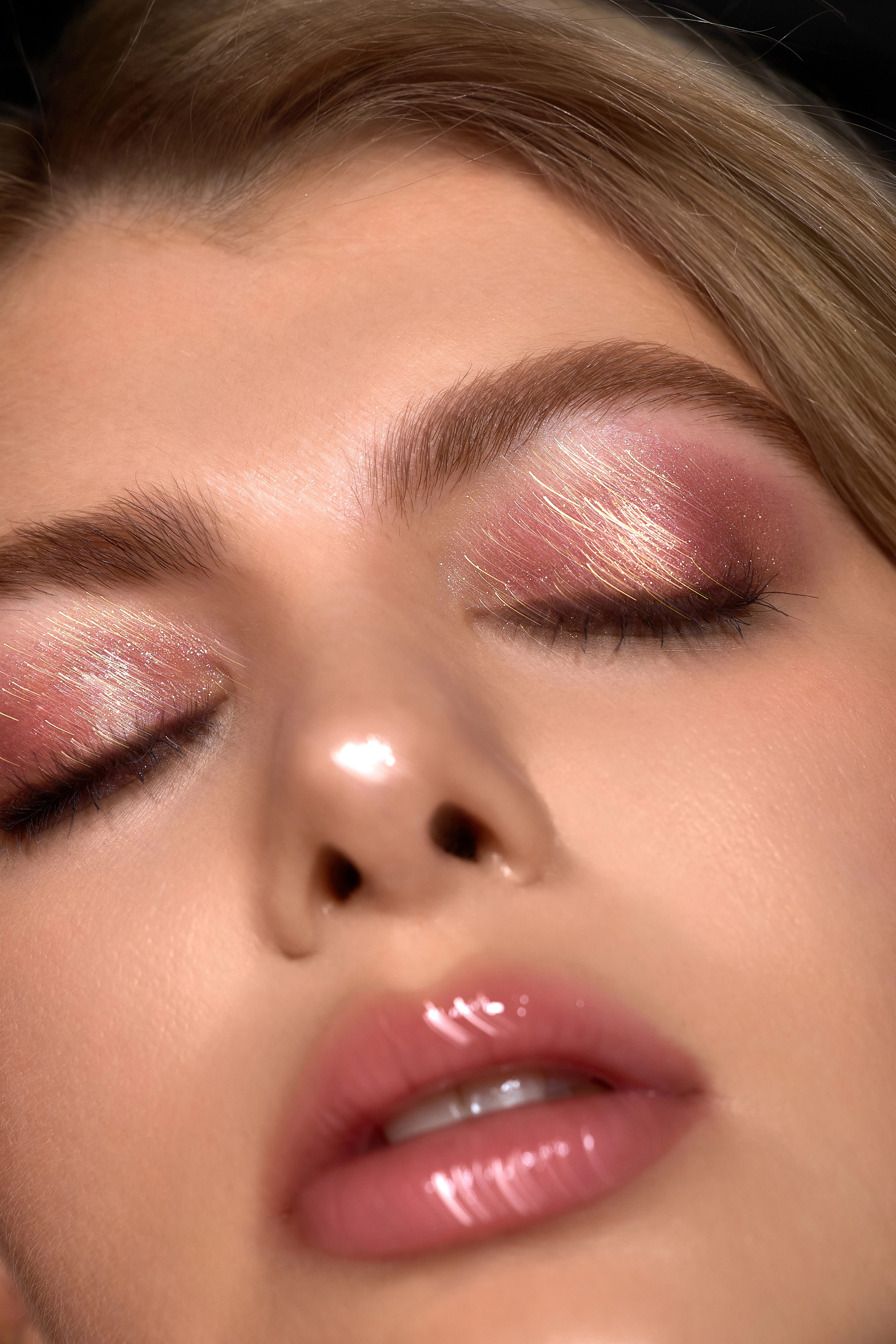 A model wearing SHEGLAM Crystal Jelly Glaze Eyeshadow Stick