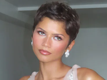 Celebrity Frosted Makeup Looks