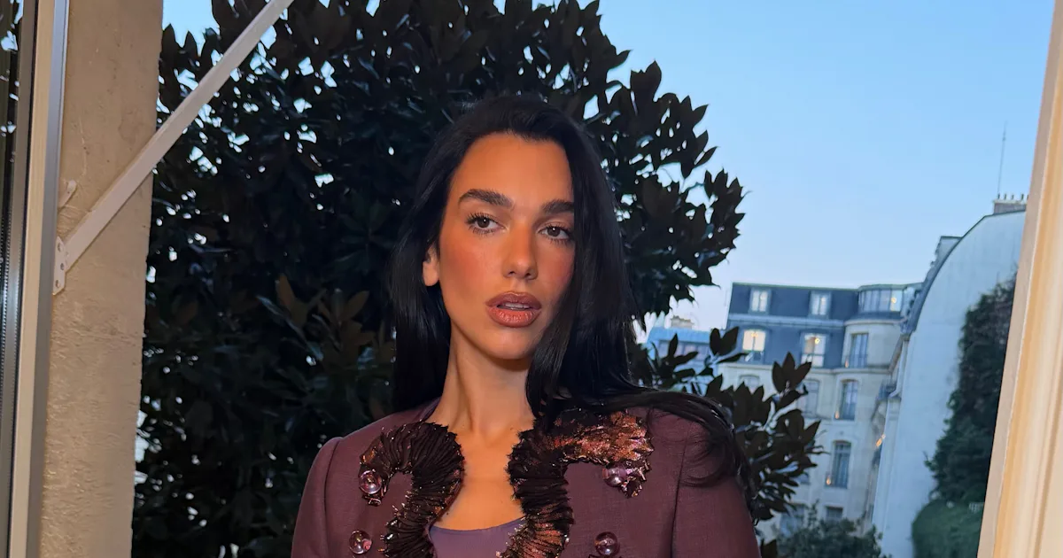 Dua Lipa's Green Velvet Manicure Is So On-Trend For Fall