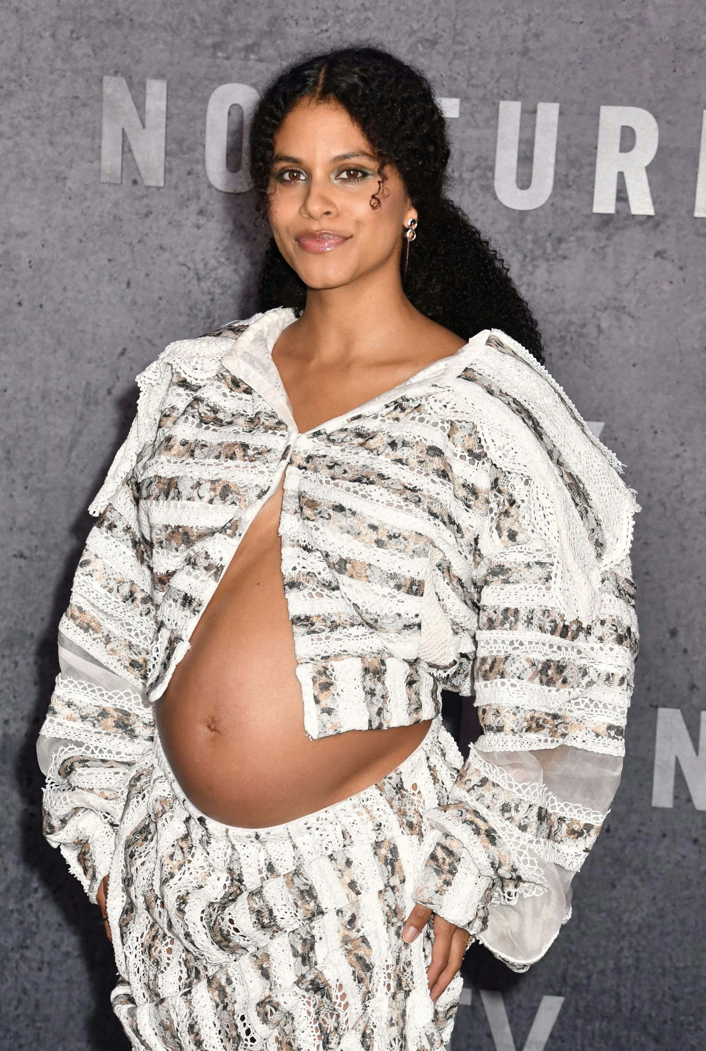 Zazie Beetz präsentiert ihren Babybauch in einem brandneuen ...
