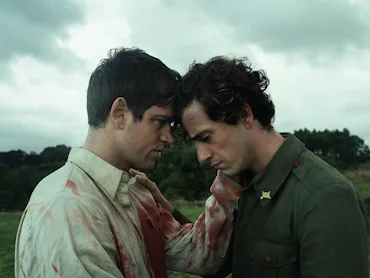 Miguel Bernardeau and Guitarricadelafuente in 'La Bola Negra.'