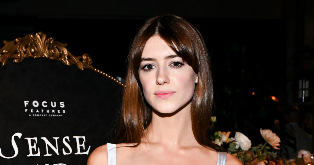 Daisy Edgar-Jones Wears 1990s Chloé to the 'Sense and Sensibility' Premiere
