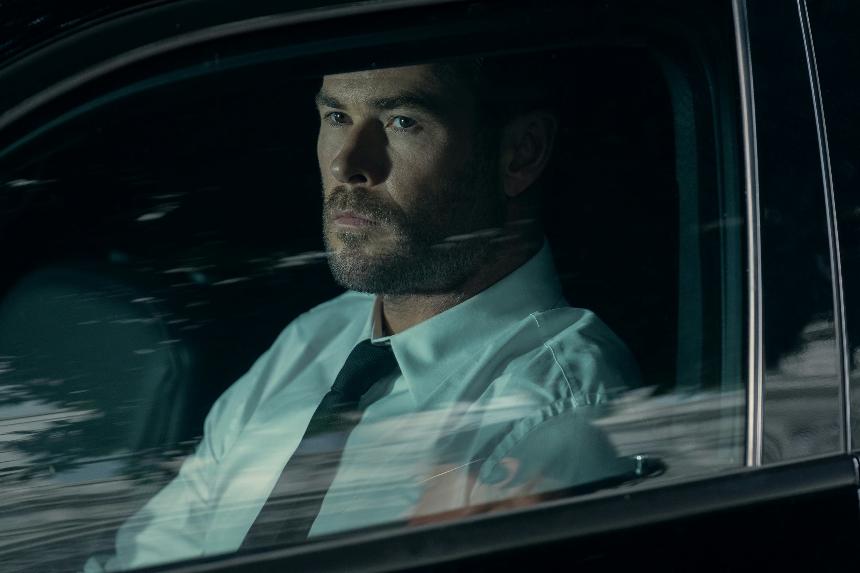 Chris Hemsworth as Mike in Crime 101
