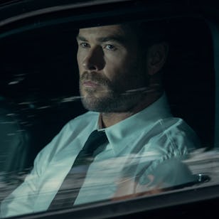 Chris Hemsworth as Mike in Crime 101