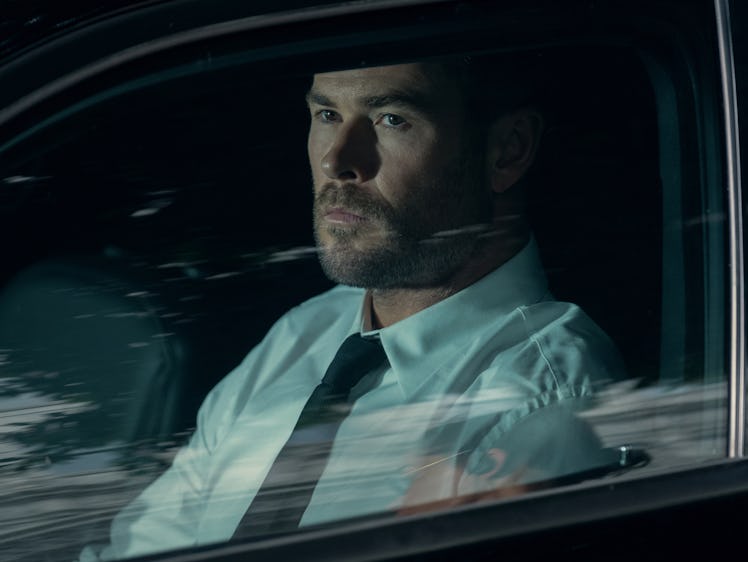 Chris Hemsworth as Mike in Crime 101