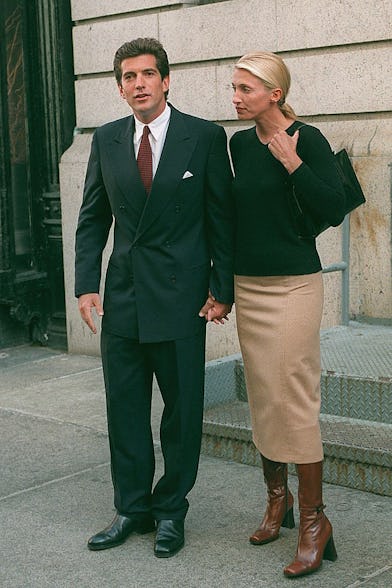 How to recreate Carolyn Bessette Kennedy's beauty look.