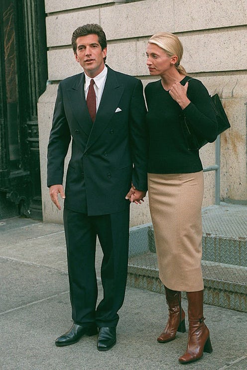 How to recreate Carolyn Bessette Kennedy's beauty look.