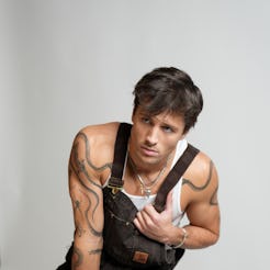 Rob Rausch from Traitors and Love Island reads a steamy story for Quinn.