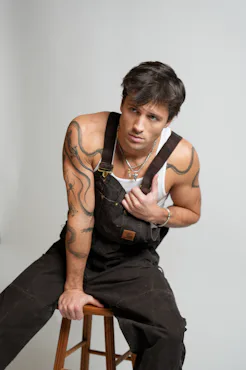 Rob Rausch from Traitors and Love Island reads a steamy story for Quinn.