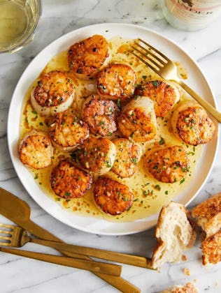 https://damndelicious.net/2015/03/14/lemon-butter-scallops/