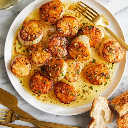 https://damndelicious.net/2015/03/14/lemon-butter-scallops/
