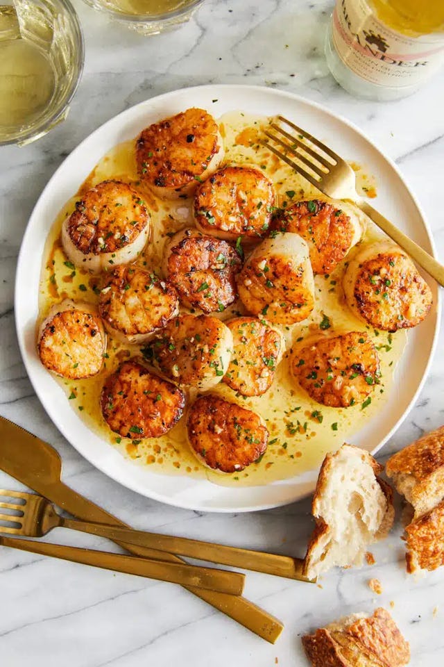 https://damndelicious.net/2015/03/14/lemon-butter-scallops/