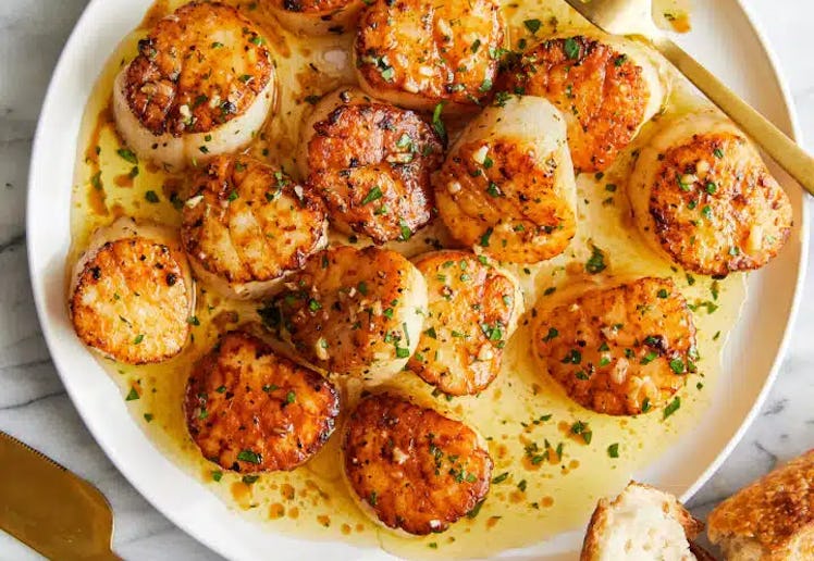 https://damndelicious.net/2015/03/14/lemon-butter-scallops/