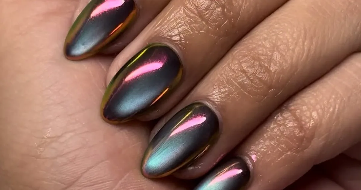 TikTok's "Mood Ring" Nails Are Pure '90s Nostalgia