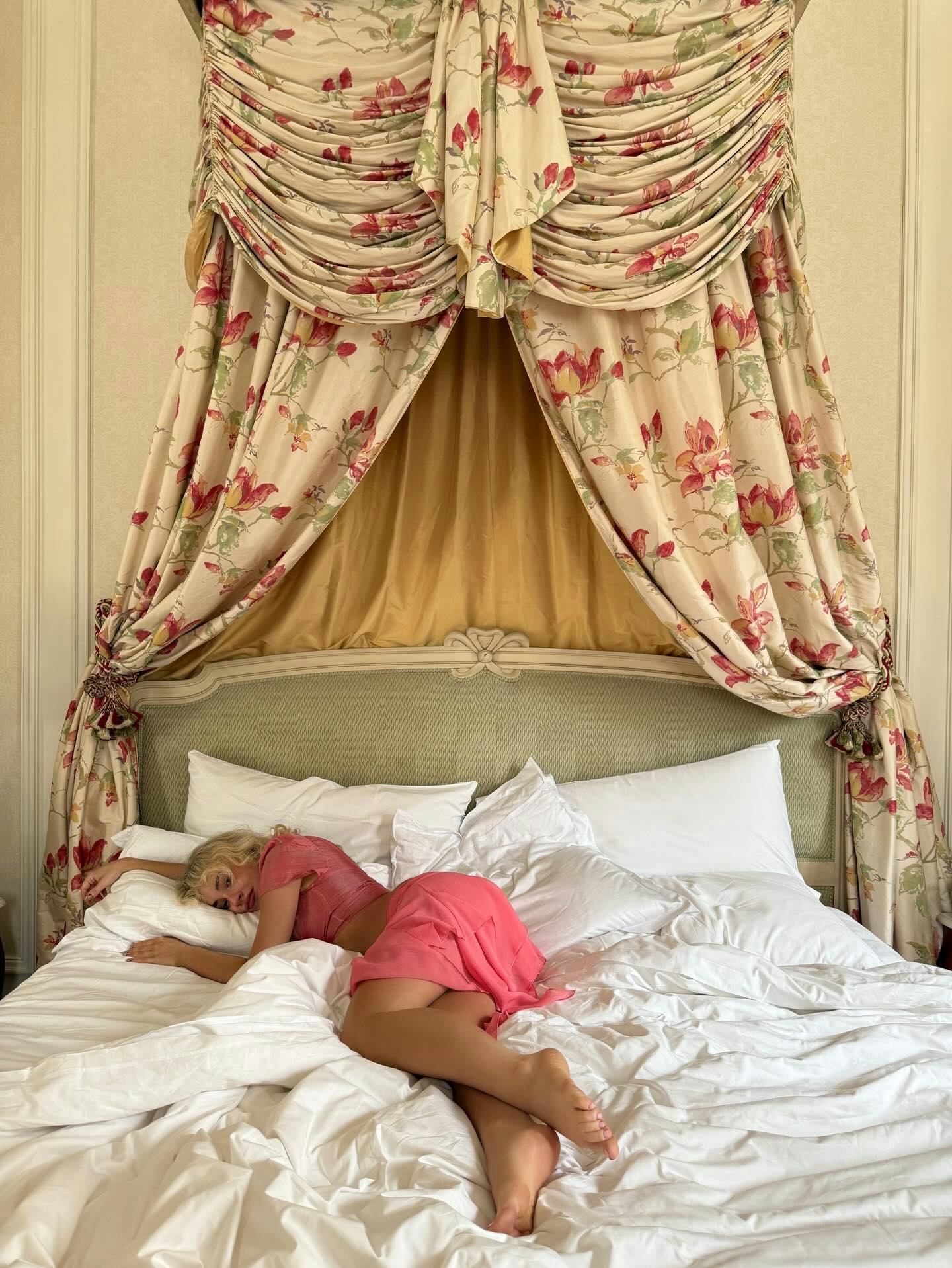 Sabrina Carpenter wears pink co-ords.