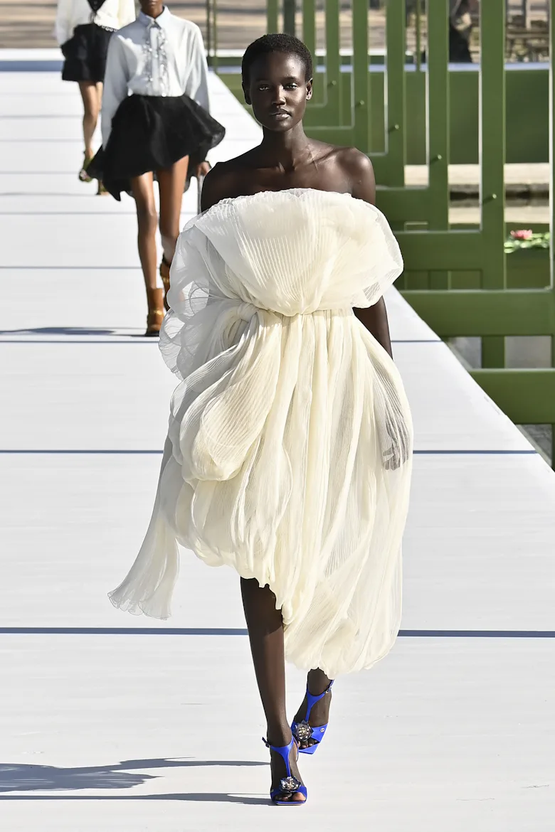 For Dior Fall 2026, Jonathan Anderson Takes a Stroll Through the Tuileries For Dior Fall 2026, Jonathan Anderson Takes a Stroll Through the Tuileries