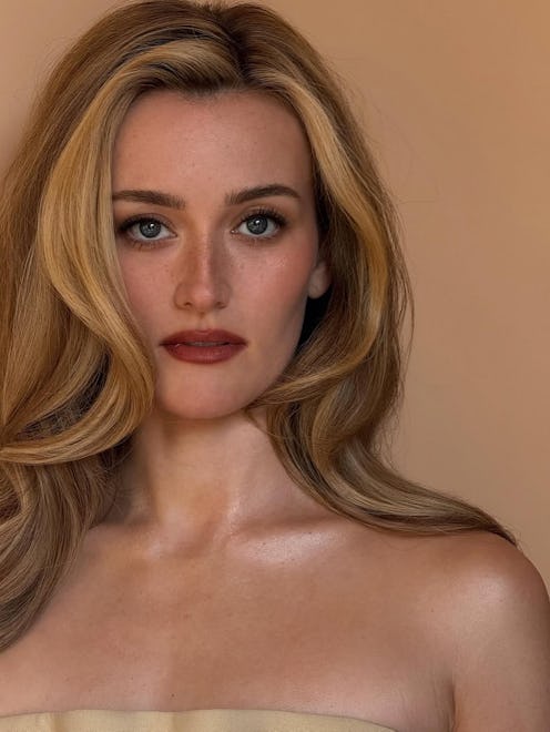 Behind the "foiled cashmere" blonde hair trend inspired by Carolyn Bessette Kennedy.