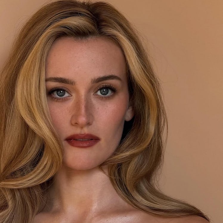 Behind the "foiled cashmere" blonde hair trend inspired by Carolyn Bessette Kennedy.