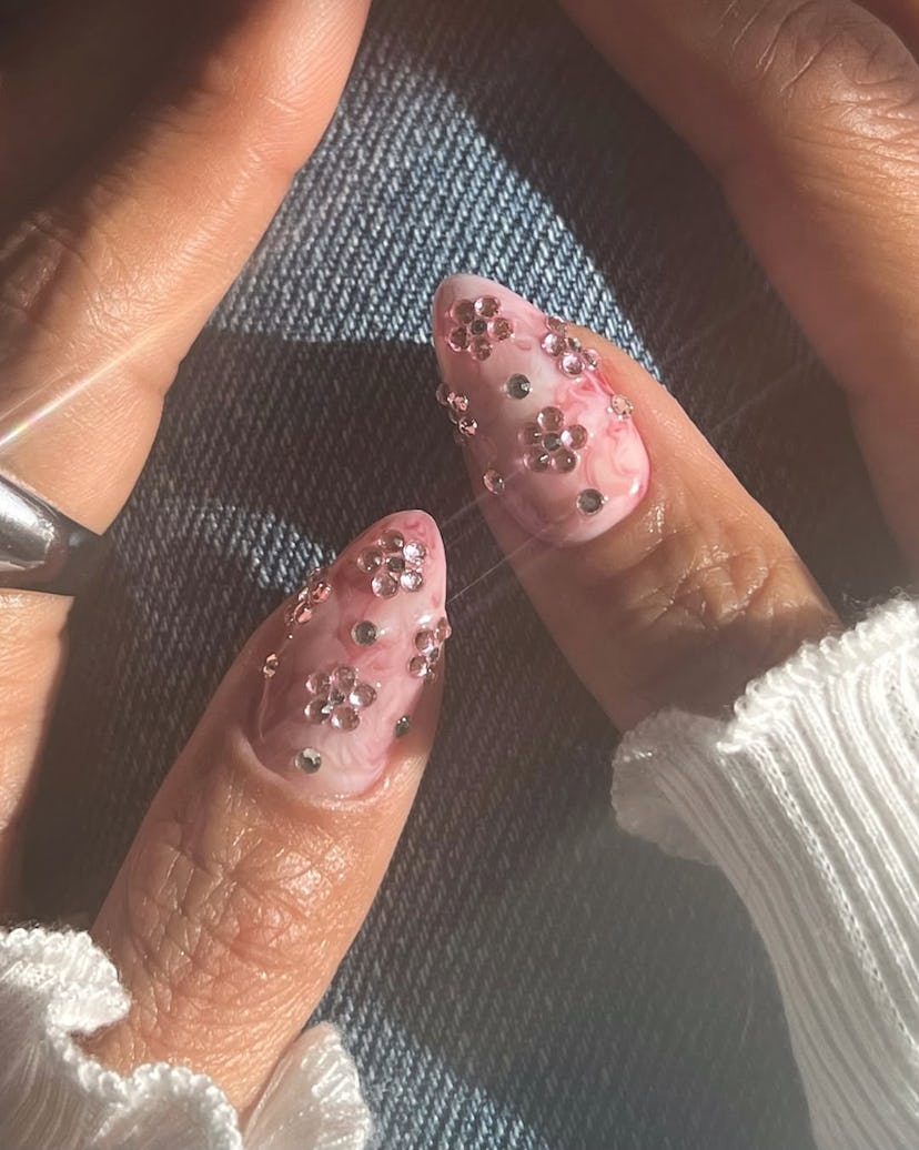 floral nail inspo