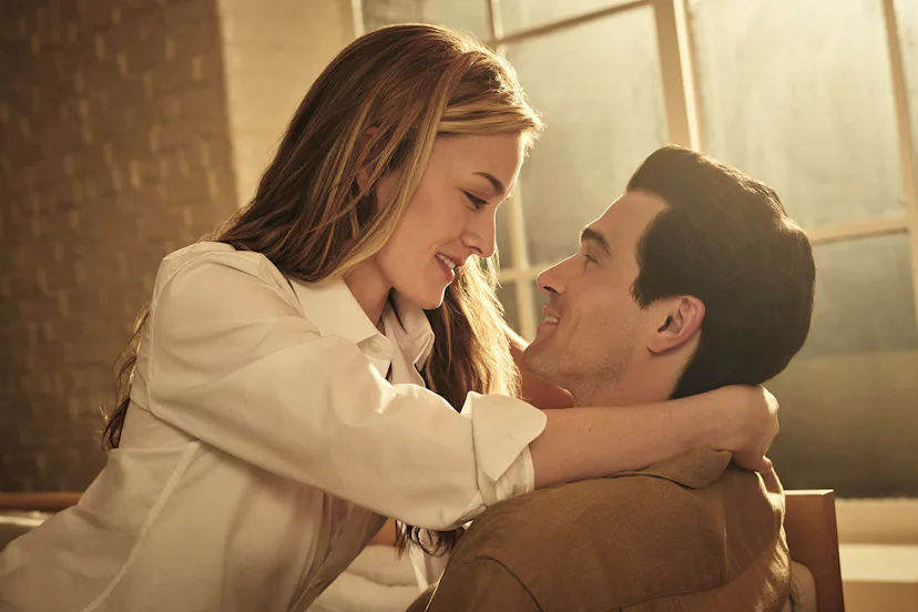 Sarah Pidgeon and Paul Anthony Kelly as Carolyn Bessette and JFK Jr. in Love Story. Photo via FX