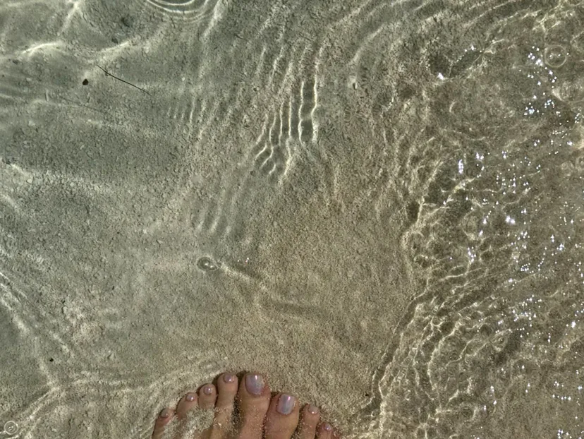 Kylie Jenner's pearlescent pedicure in the sand