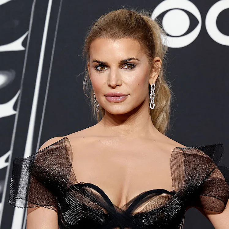 Jessica Simpson on sunscreen math, Y2K beauty, and her early 2000s tanning horror stories.