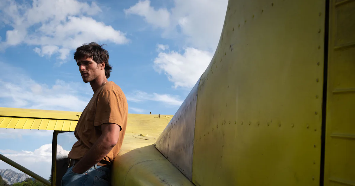 Negen jaar later keert een enorm invloedrijke sciencefictionregisseur terug naar zijn roots