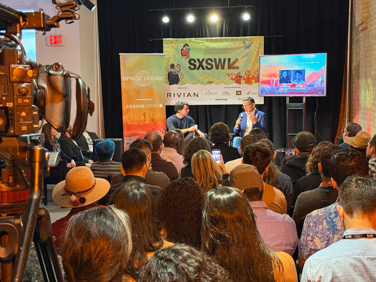 Переполненная толпа слушает одну из многочисленных бесед.