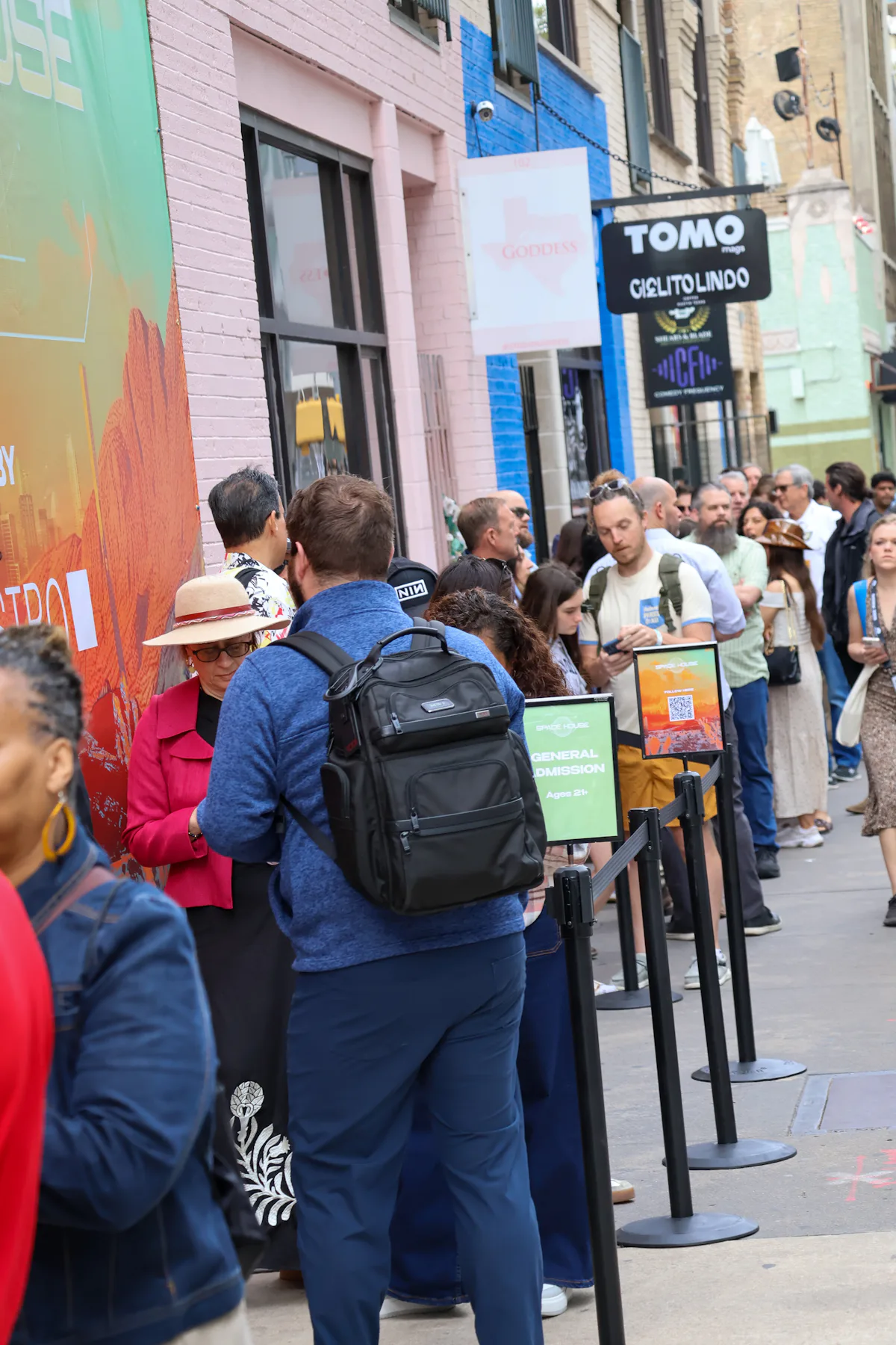 Очередь из людей у входа в павильон Space House.