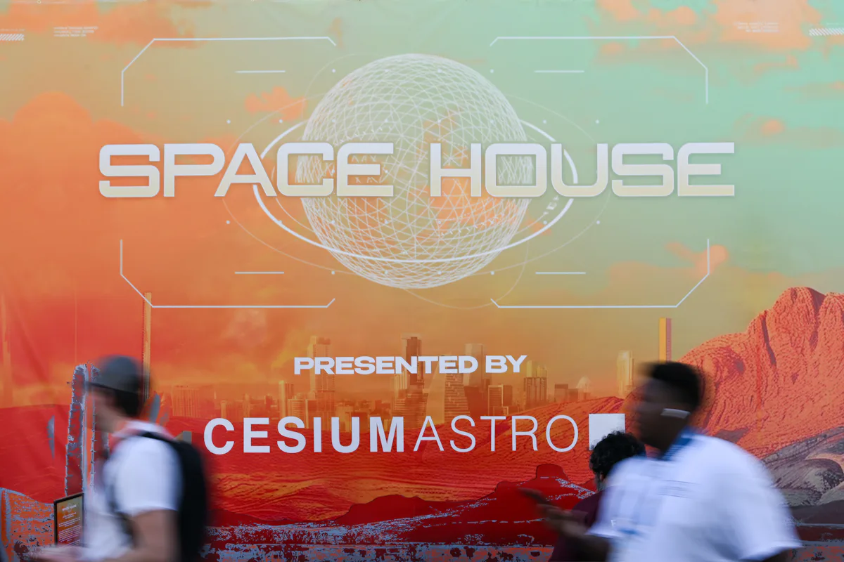 Логотип Space House с надписью 'Space House' и космическим фоном.