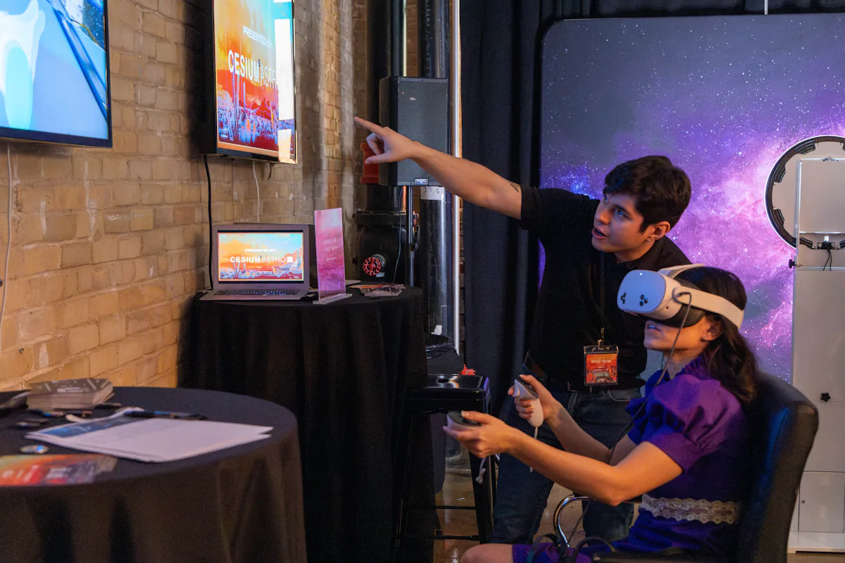 Посетитель Space House использует VR-гарнитуру.