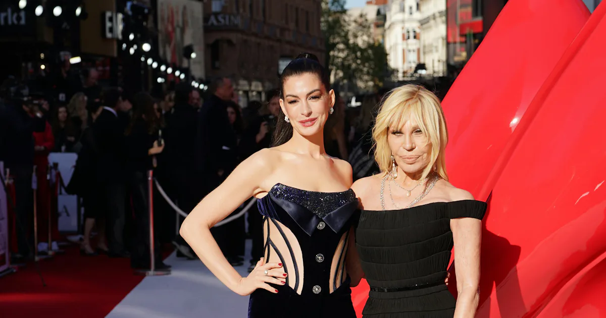 Anne Hathaway Wears Versace With Donatella For 'The Devil Wears Prada 2' ...