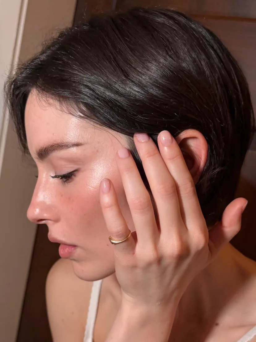 Gracie Abrams with a nude sheer short manicure