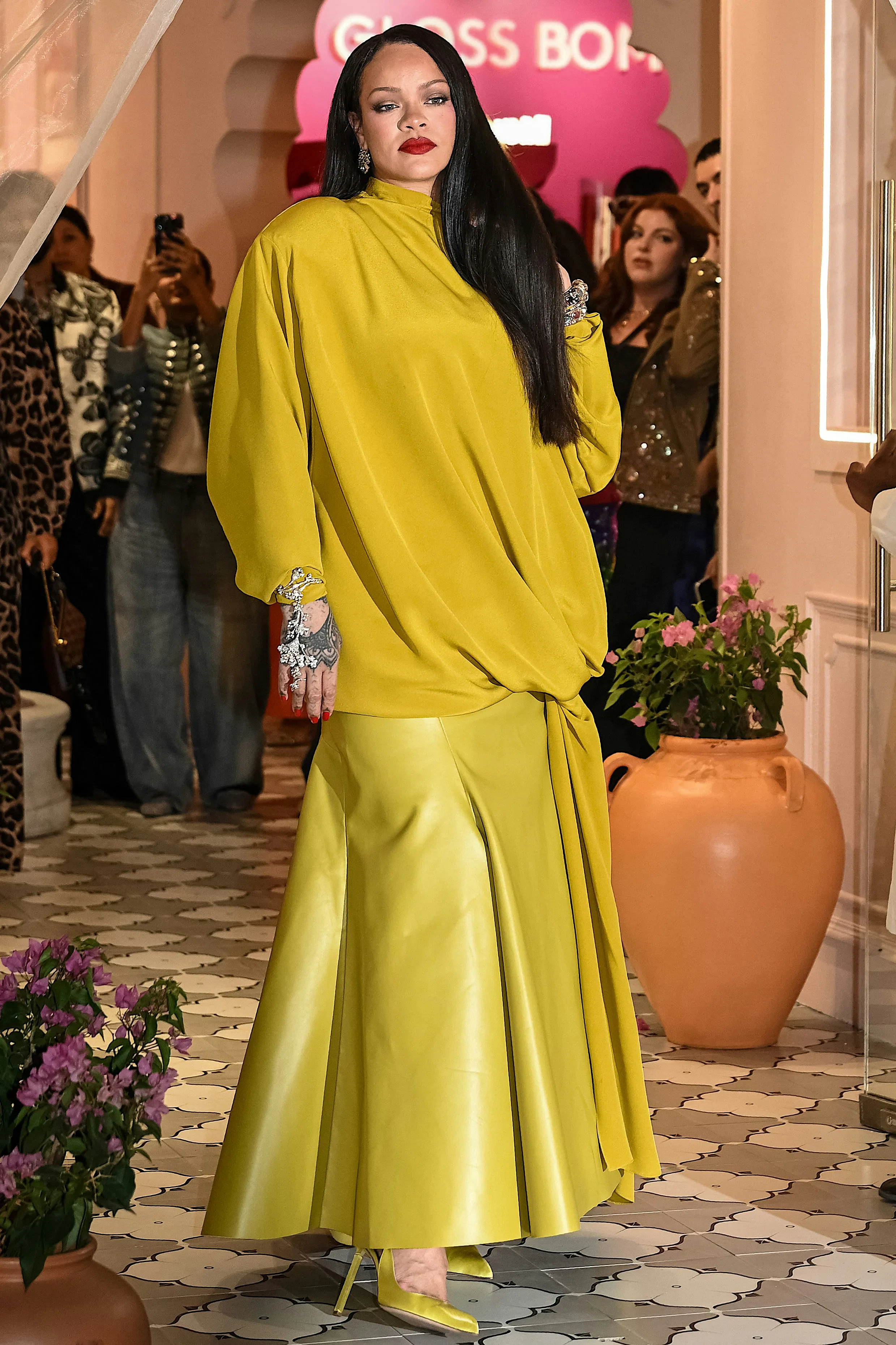 Rihanna präsentiert Fenty Pop-up in Indien mit Chartreuse und Snakeskin