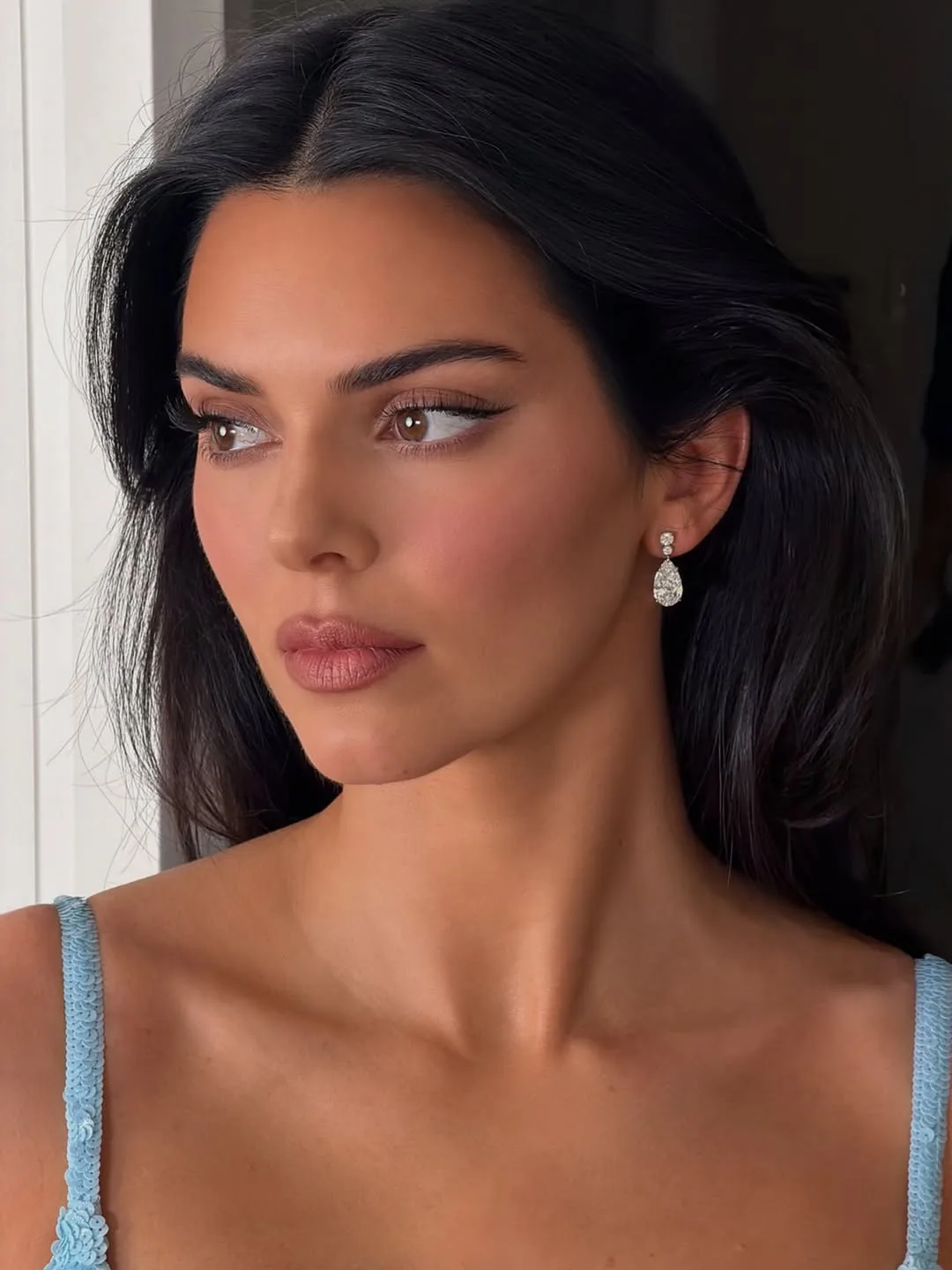 How to recreate the soft-glam "suede bronzer" makeup trend, according to a pro.