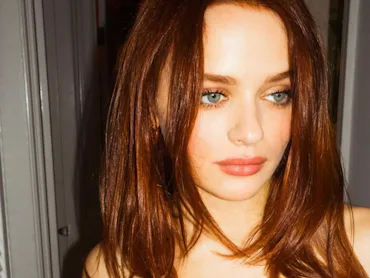 Joey King in a selfie