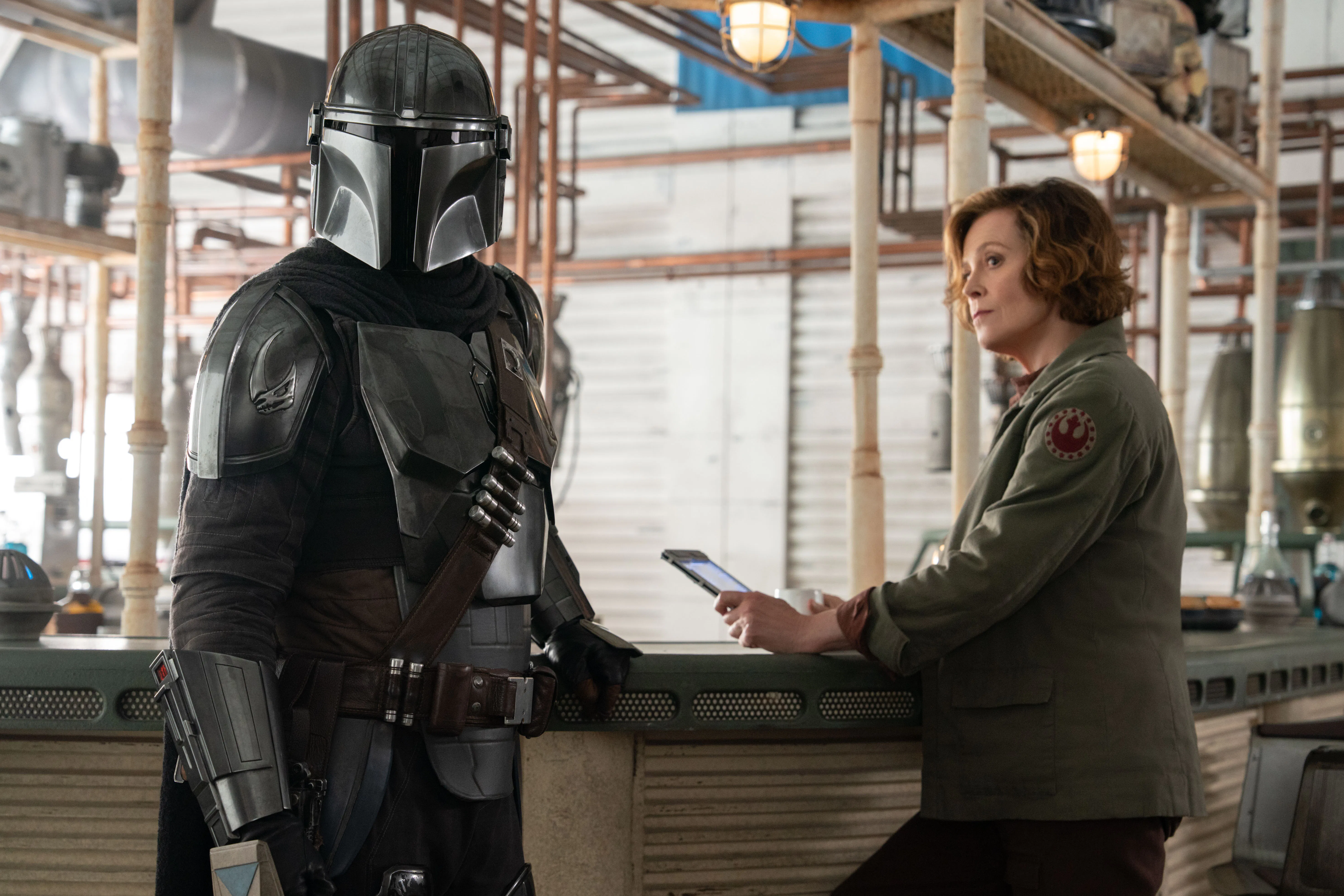 Din Djarin (Pedro Pascal) and Colonel Ward (Sigourney Weaver) in The Mandalorian and Grogu
