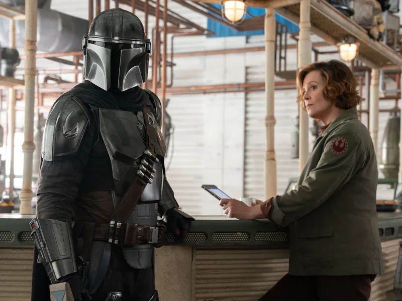 Din Djarin (Pedro Pascal) and Colonel Ward (Sigourney Weaver) in The Mandalorian and Grogu