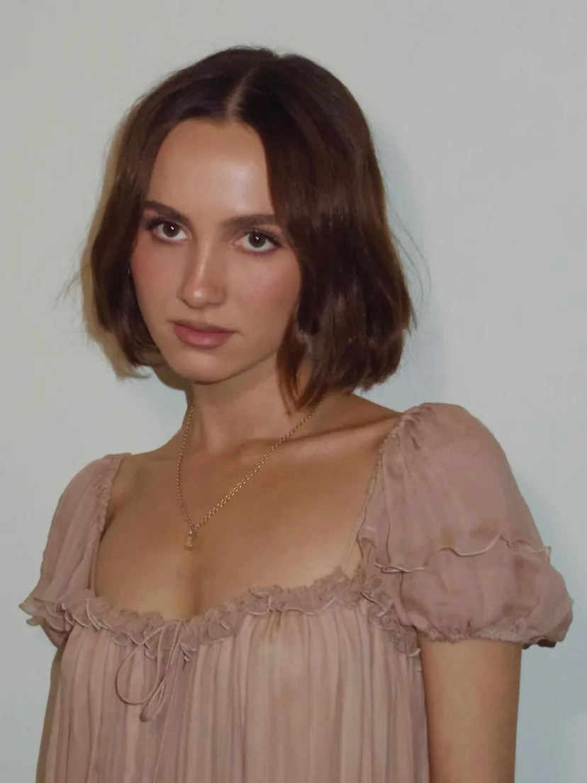 Maude Apatow with a blunt, chin-length bob