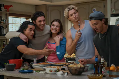 Tucker, Garrett, Hannah, Dean, and Logan on Off Campus. Photo via Prime Video