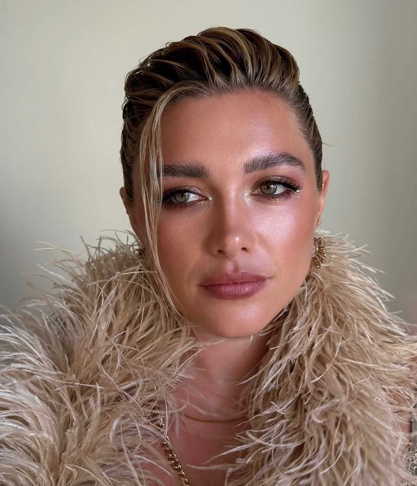Florence Pugh wearing bronzey makeup