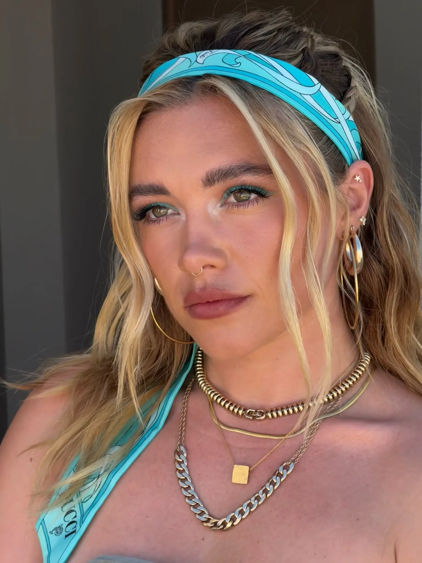 Florence Pugh with turquoise eyeshadow and beachy waves