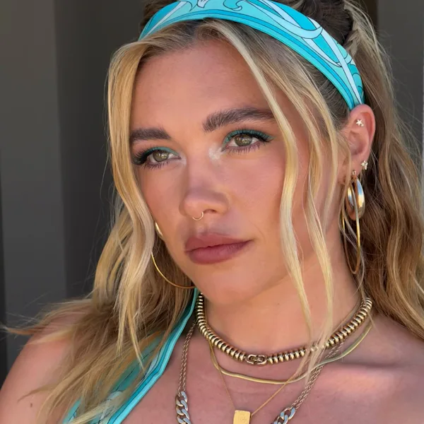 Florence Pugh with turquoise eyeshadow and beachy waves